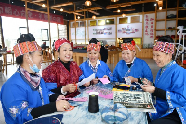 [Typical Case] Guizhou, China · AI Creative Empowerment and Industrial Integration Demonstration Project of Miao Embroidery in Shibing County_fororder_龙禄颖与绣娘们在苗绣帮扶车间进行苗绣产品探讨