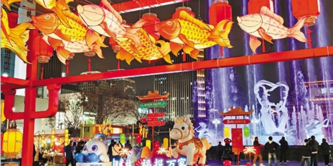 浙江杭州：多彩花灯映武林