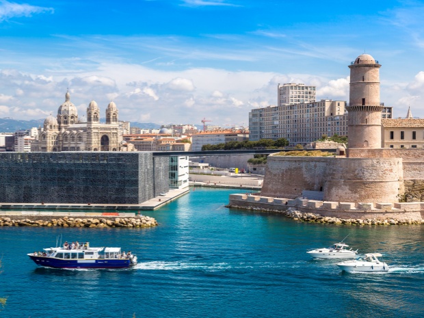 Marseille : un appel à manifestation d'intérêt pour révéler des biens patrimoniaux_fororder_摄图网_303791608_圣珍妮城堡和大教堂以及法国马赛尔的韦恩港(企业商用)_副本
