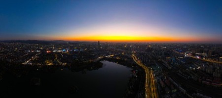 济南大明湖冬日晚照，老城新韵绘就泉城暮色