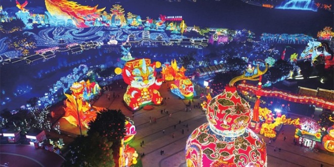四川成都：彩灯一亮，年味拉满