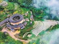 龙岩永定：耕种时节 圆形土楼与层叠梯田相映成趣