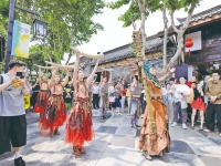 四川成都：在宽窄巷子，转角遇“戏”