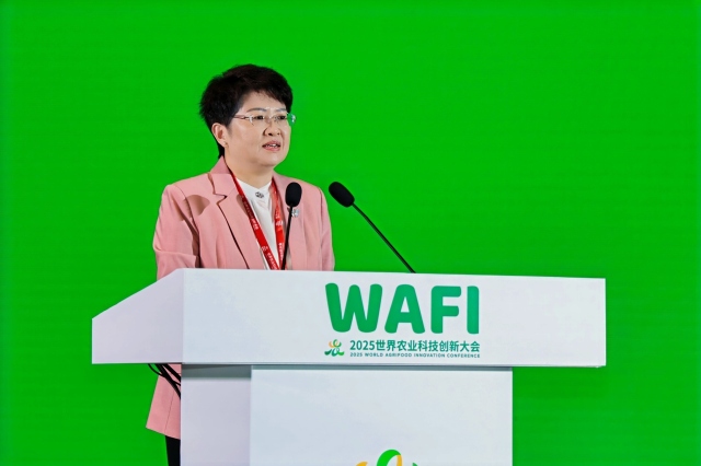 2025世界农业创新女性论坛在京举行 研讨技术赋能女性路径 2025世界农业创新女性论坛在京举行 研讨技术赋能女性路径_fororder_全国妇联副主席、书记处书记冯玲出席论坛并致辞。中国妇女报社摄影记者史羽航