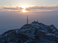 山东泰安：马年首场春雪后 日出云海绘就水墨美景