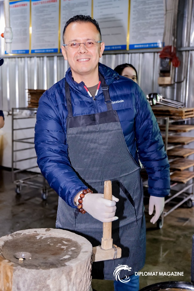 一锅老卤连通世界:与外交官一同体验中国卤味之都的魅力 一锅老卤连通世界:与外交官一同体验中国卤味之都的魅力_fororder_微信图片_2025-10-26_173603_590