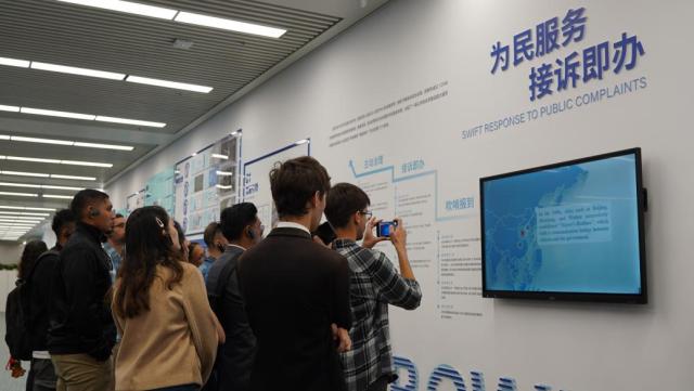 探访北京政务创新举措 拉美阿拉伯媒体记者聆听“北京声音”_fororder_外媒班1