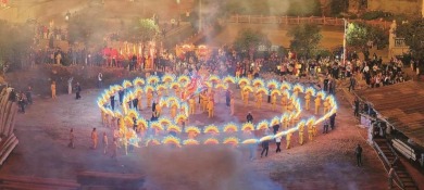 福州福清板凳龙：披上了“赛博霓裳”