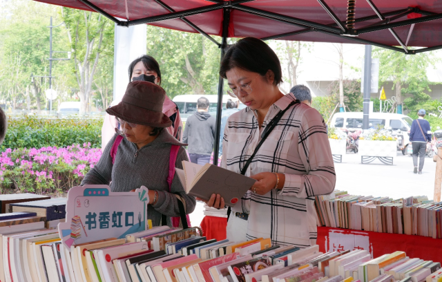 上海虹口举行公共图书馆服务宣传周暨世界读书日活动 上海虹口举行公共图书馆服务宣传周暨世界读书日活动_fororder_图片3