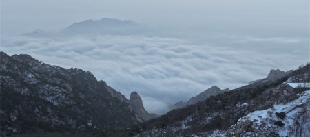 山东泰安：马年首场春雪后 日出云海绘就水墨美景