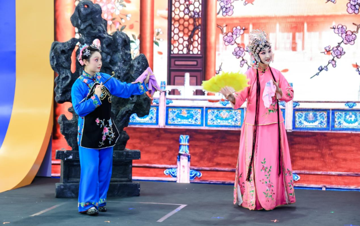 “炫彩世界”超燃现场：中外文化碰撞出彩，多元体验点燃全场
