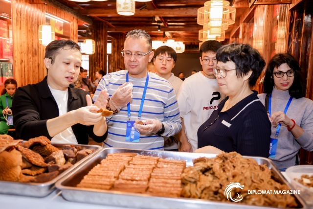 一锅老卤连通世界:与外交官一同体验中国卤味之都的魅力 一锅老卤连通世界:与外交官一同体验中国卤味之都的魅力_fororder_微信图片_2025-10-26_173555_510