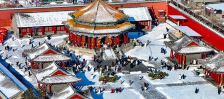 沈阳故宫雪景如画 游客如织