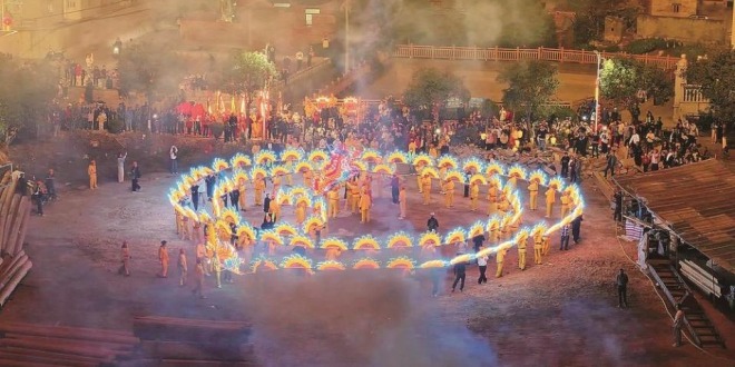 福州福清板凳龙：披上了“赛博霓裳”