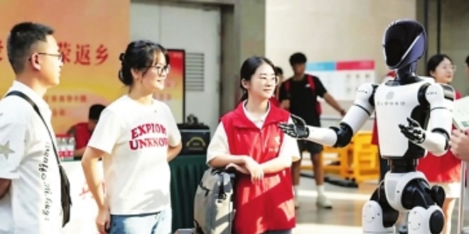 武汉人形机器人组团进京“开会”