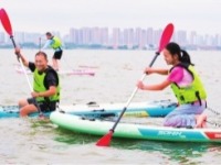 越来越多游客来武汉体验水上运动