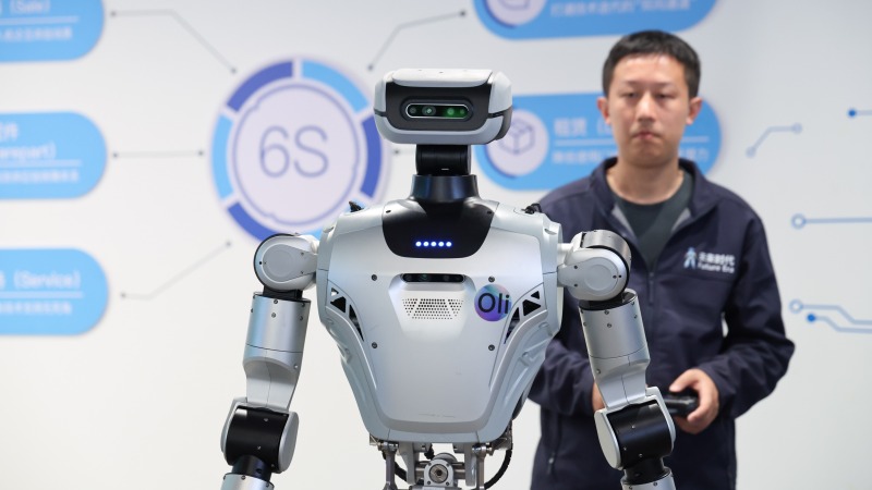 La Gen-Z étrangère fascinée par l'innovation intelligente de la Chine