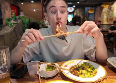 【“中国游记”第一季㊸】肉食者“跪拜”，素食者狂喜！外国食客被中国烧烤香迷糊了~_fororder_290dde4bfa8824b866dbdfdfe231f92