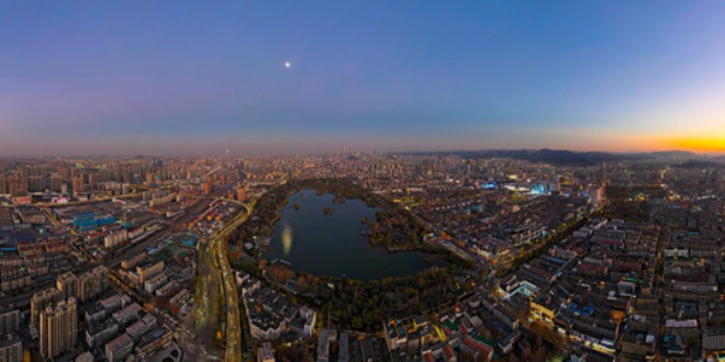 济南大明湖冬日晚照，老城新韵绘就泉城暮色