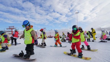 全民健身——滑雪场上过“雪假”
