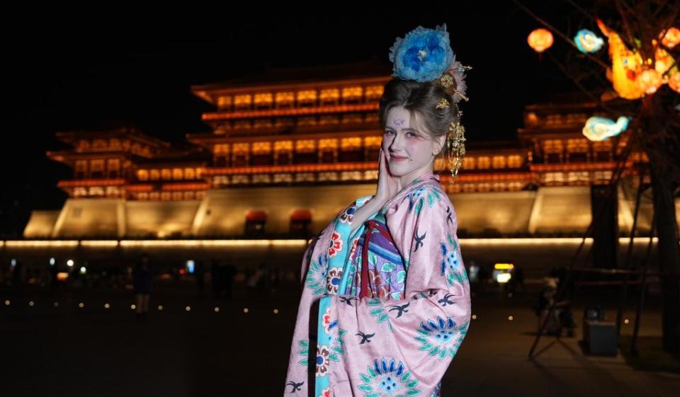 美!跟随俄罗斯小姐姐在古都洛阳体验汉服文化