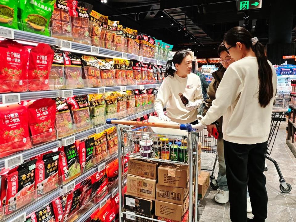 高质量发展地方亮点丨从消费“流量”到发展“增量”——河南许昌推广胖东来式服务一线观察