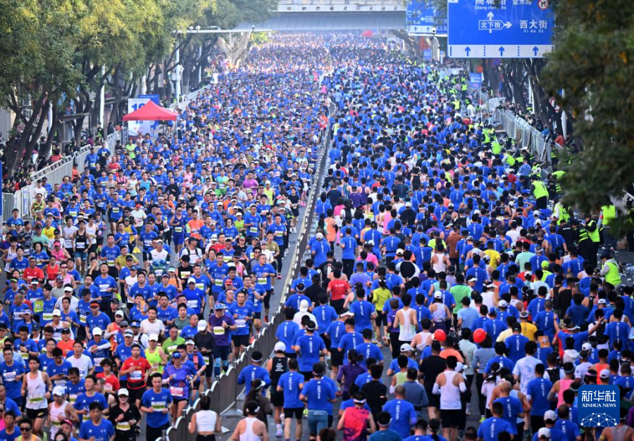 2025郑州马拉松鸣枪开跑