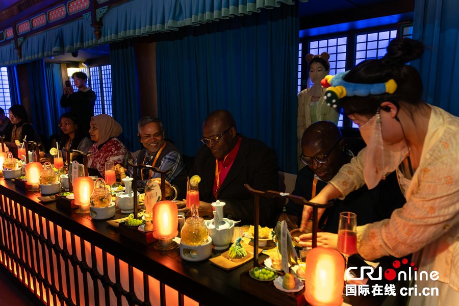 “豫”见中国年|多国驻华使节穿越千年汴京 共赏大宋风华_fororder_驻华使节们体验宋宴下午茶