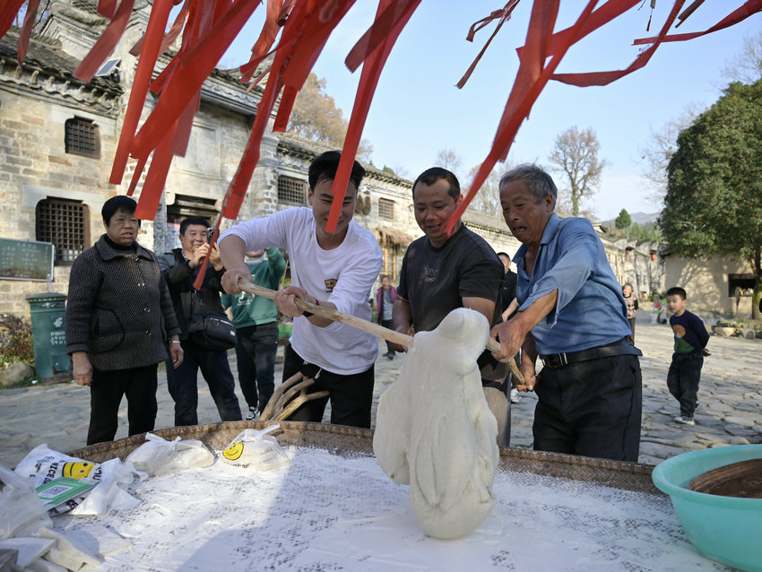 信阳市新县:古村糍粑香 民俗韵味长_fororder_同心协力(焦汉平 摄)