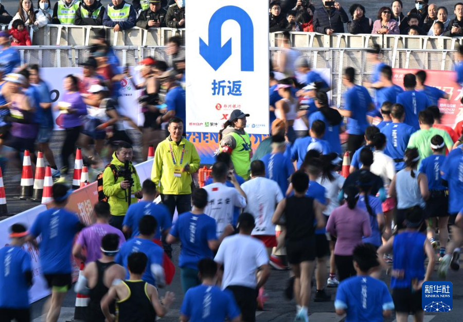 2025郑州马拉松鸣枪开跑