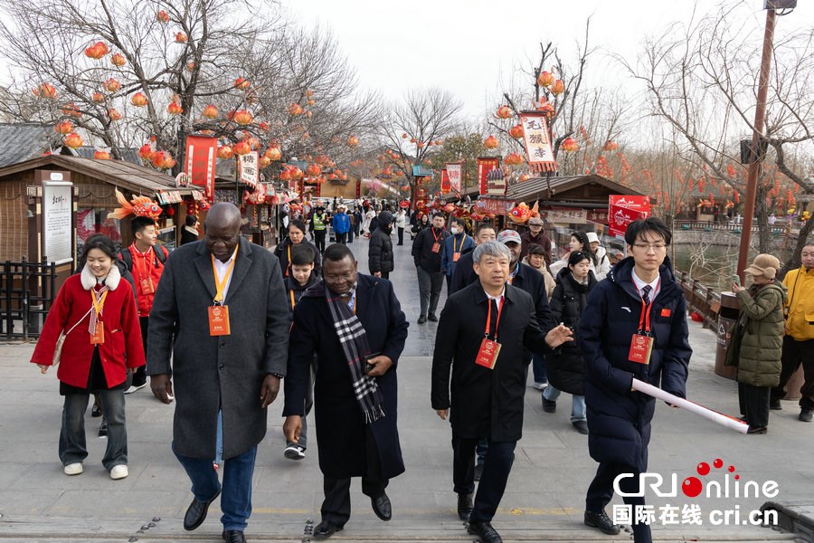 “豫”见中国年|多国驻华使节穿越千年汴京 共赏大宋风华_fororder_驻华使节在清明上河园游园