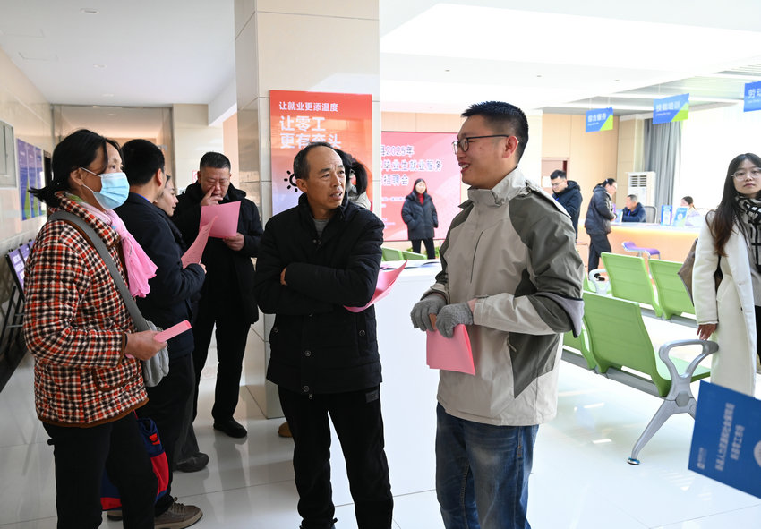 信阳新县:“职引未来”汇聚人才力量_fororder_求职交流中(焦汉平 摄)