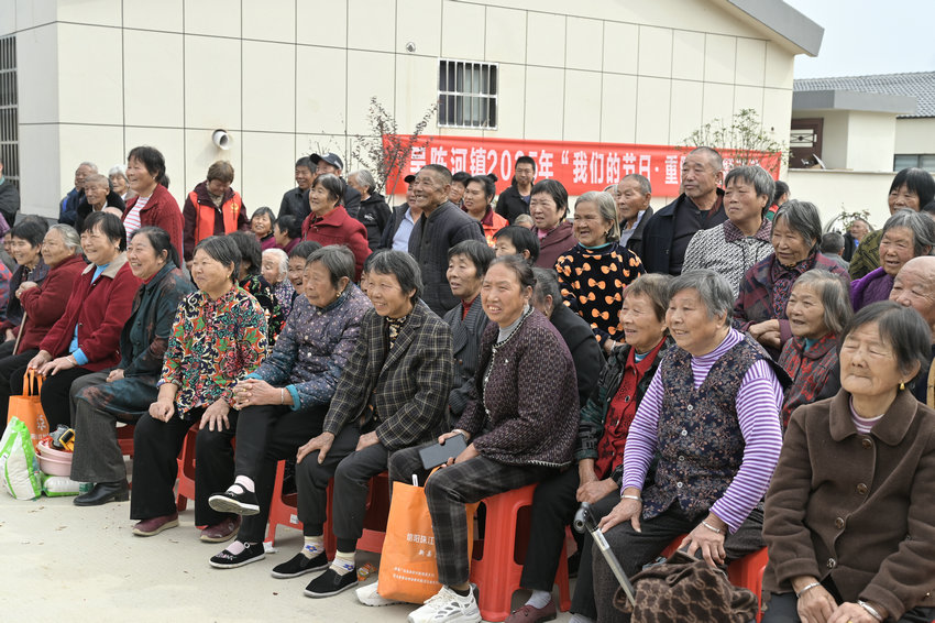 信阳市新县:重阳敬老 情满金秋_fororder_老人们脸上洋溢着幸福的笑容(焦汉平 摄)