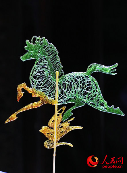 新春走基层丨糖画里的中国年:一位“00后”的甜蜜“守艺”_fororder_LOCAL1770101148089ZB0F1NLUZV