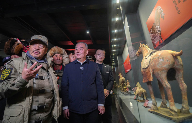 共续丝路情缘 东天山骆驼队参访郑州大象陶瓷博物馆_fororder_东天山骆驼队队员参观《印迹——古代陶瓷中的马》展览