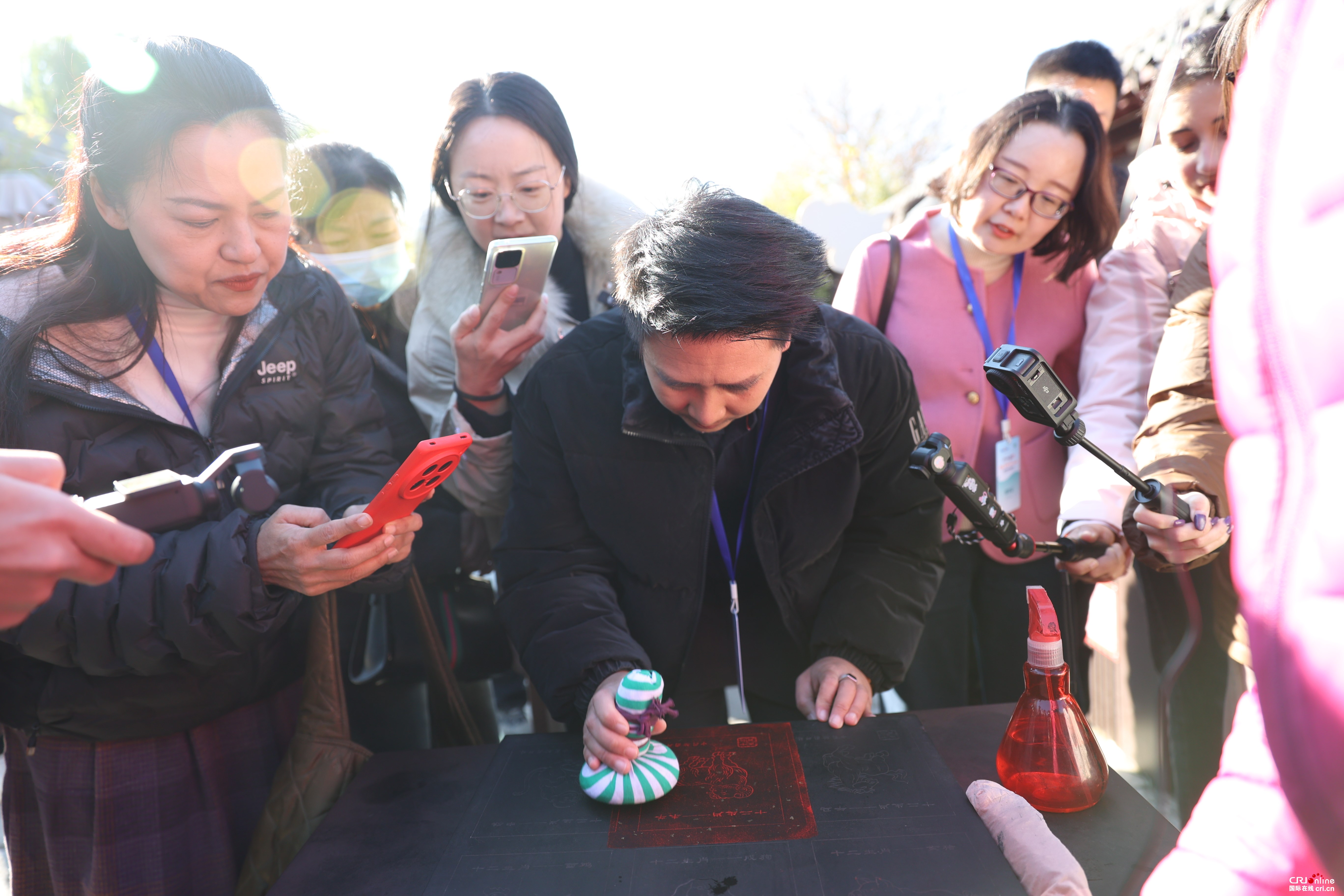 【2025打卡中国】外国网红“创作魂”燃了!集体“入坑”中国书法拓印