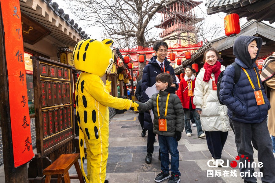 “豫”见中国年|多国驻华使节穿越千年汴京 共赏大宋风华_fororder_来自俄罗斯的小朋友与景区演员互动