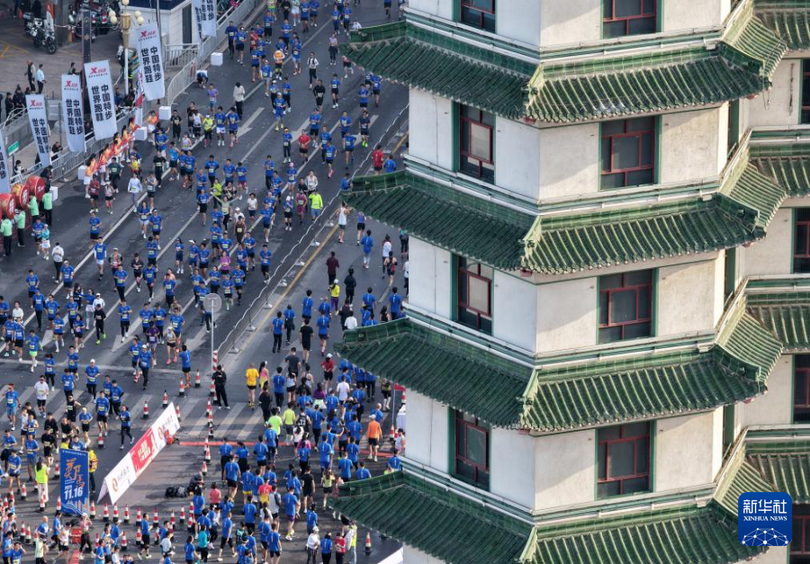 2025郑州马拉松鸣枪开跑