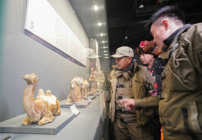 共续丝路情缘 东天山骆驼队参访郑州大象陶瓷博物馆_fororder_东天山骆驼队队员参观《大河上下——黄河流域陶瓷精品展》