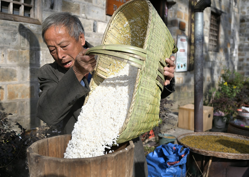 信阳市新县:古村糍粑香 民俗韵味长_fororder_清洗好的糯米倒进容器中蒸熟(焦汉平 摄)