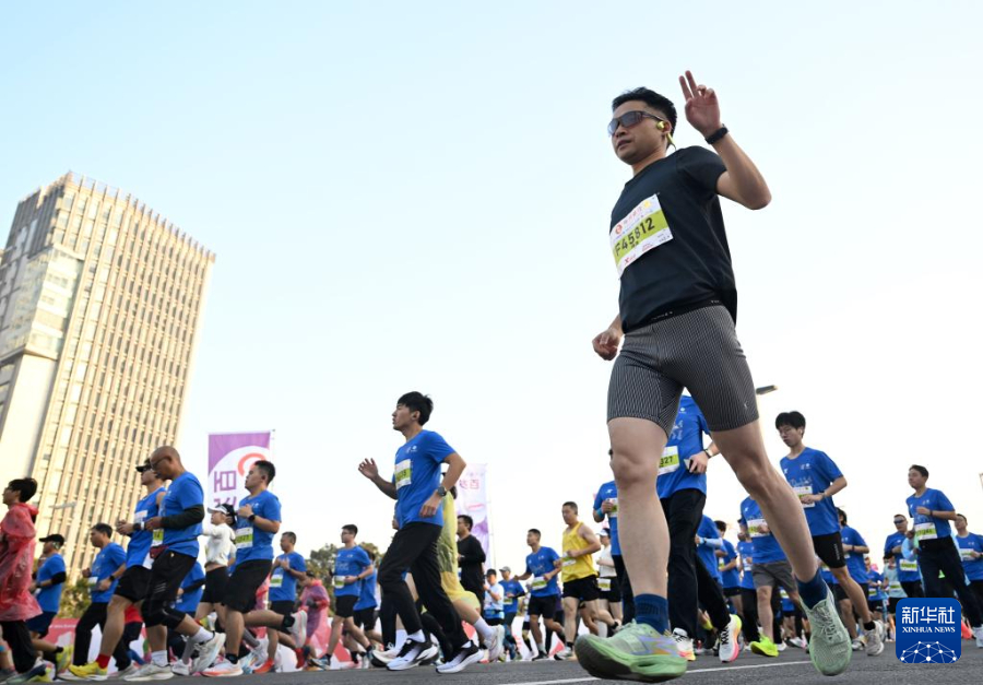 2025郑州马拉松鸣枪开跑