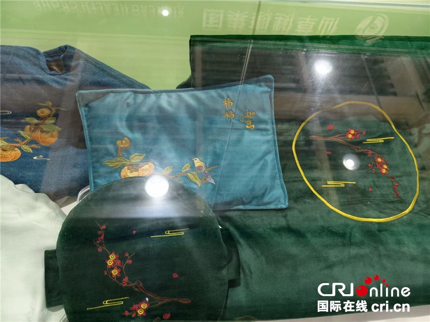 药草香里探产业 外国青年、网络达人“艾”上南阳_fororder_微信图片_20251113215733_56_55