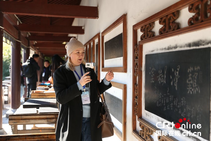 【2025打卡中国】外国网红“创作魂”燃了!集体“入坑”中国书法拓印