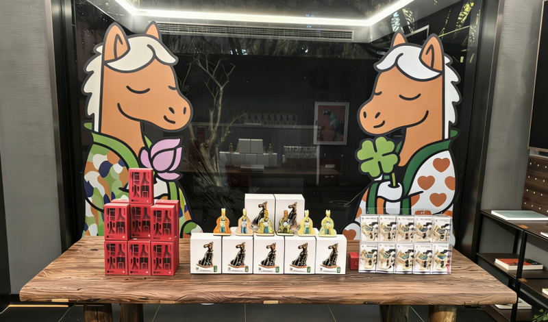 共续丝路情缘 东天山骆驼队参访郑州大象陶瓷博物馆_fororder_三彩香插“马不慌”、载物骆驼冰箱贴等文创产品展示