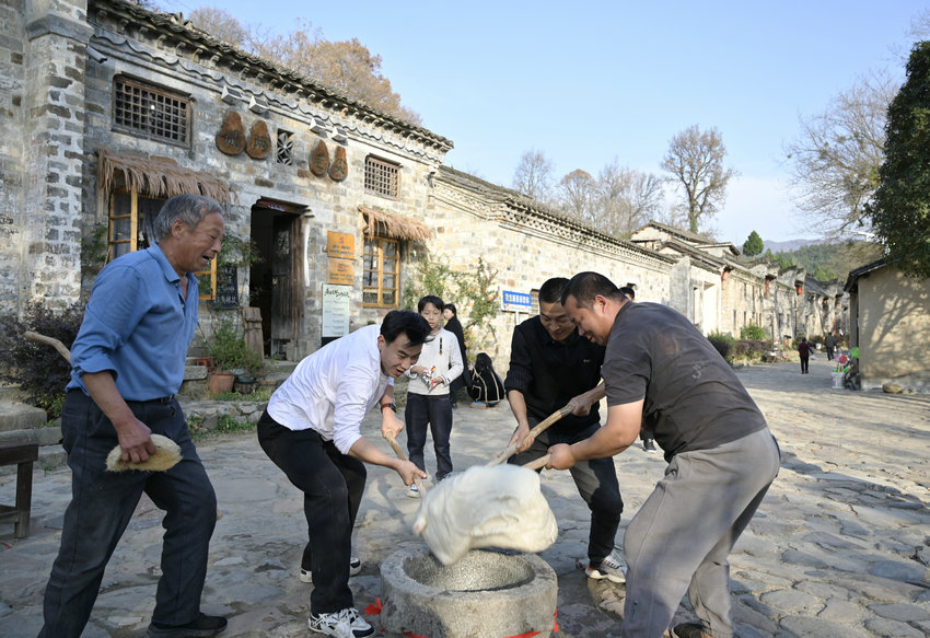 信阳市新县:古村糍粑香 民俗韵味长_fororder_打糍粑(焦汉平 摄)