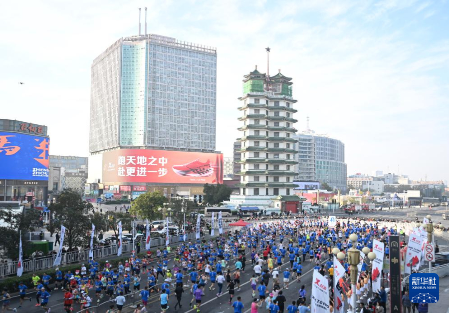 2025郑州马拉松鸣枪开跑