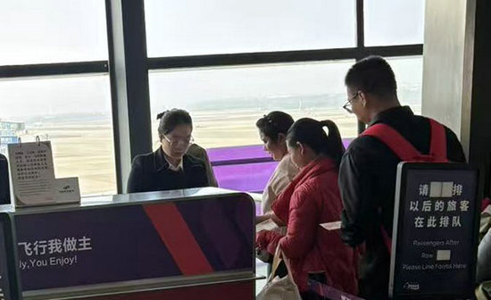 祥鹏航空完善冬航季布局 郑州至北海、泉州航线启航_fororder_乘客排队登机