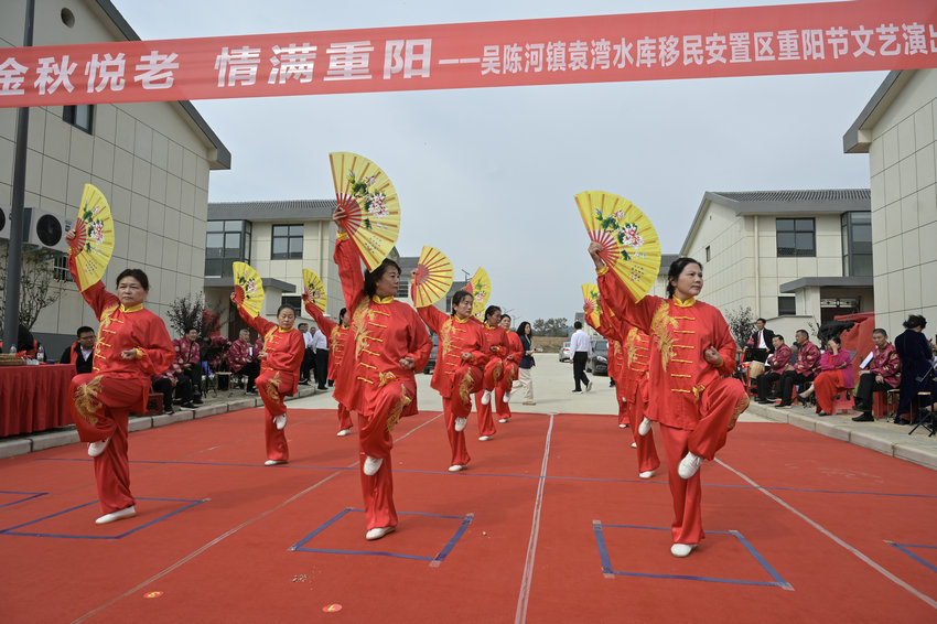 信阳市新县:重阳敬老 情满金秋_fororder_精彩的节目表演(焦汉平 摄)