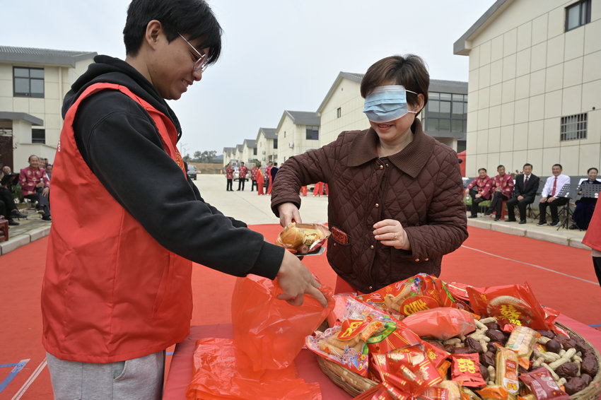 信阳市新县:重阳敬老 情满金秋_fororder_蒙眼取零食(焦汉平 摄)