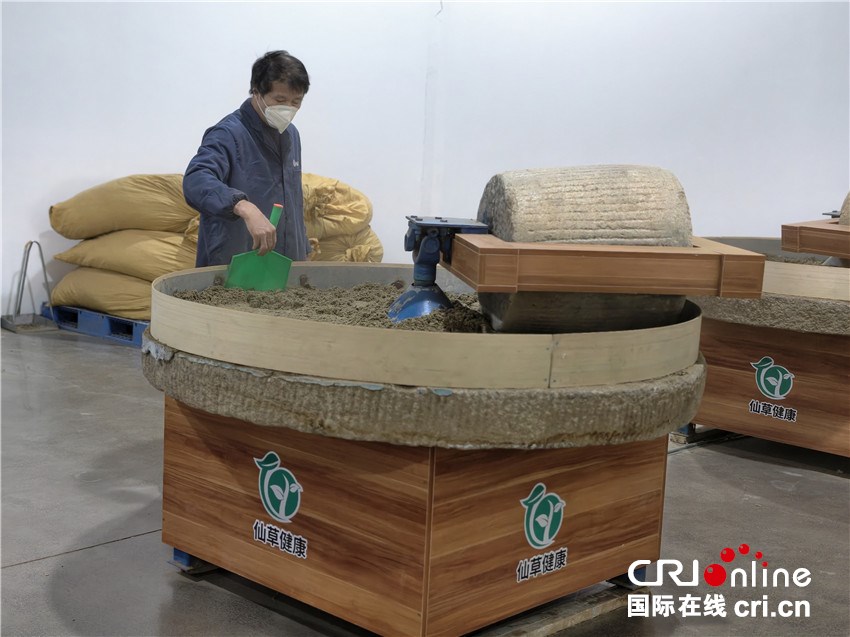 药草香里探产业 外国青年、网络达人“艾”上南阳_fororder_微信图片_20251113215739_60_55